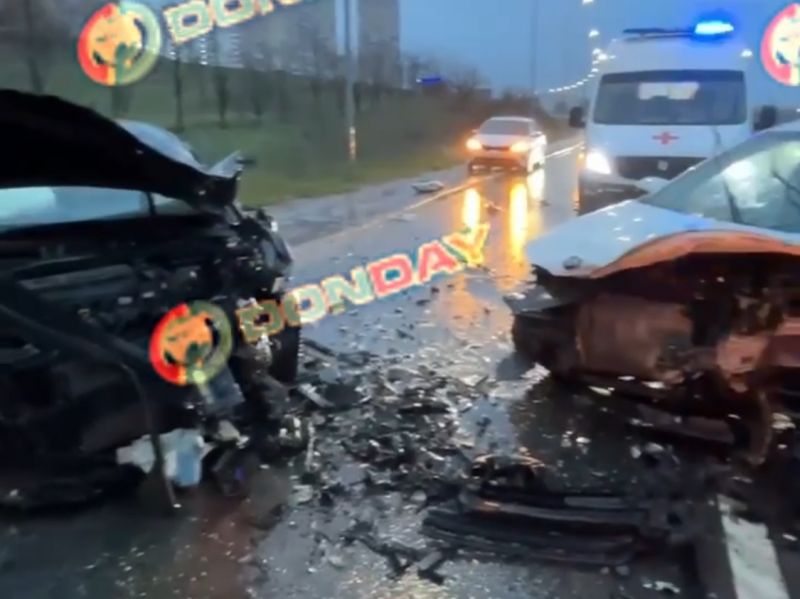 Водителя зажало в искореженном авто: появились подробности жесткой аварии на Вавилова в Ростове