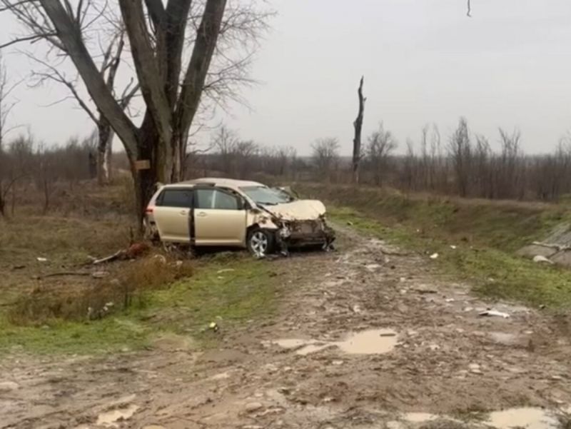 Один человек погиб и один пострадал в жесткой аварии на трассе в Ростовской области